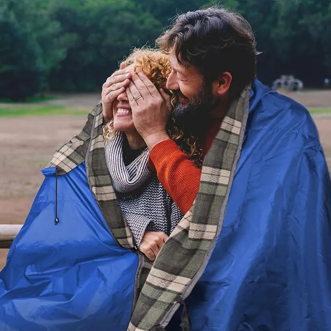DUKUSEEK Outdoor Stadium Blankets with Hood, Fleece Blankets, Quilted, Extra Thick Fleece, Warm, Windproof, Sandproof, Includes Stuff Sack, Shoulder Strap, Large, 79"x 59"